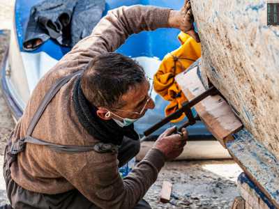 �Una volta trovato l�incastro esatto va fissata all�ossatura dell�imbarcazione con dei perni, poi si pu� procedere a rendere stagno tutto lo scafo e riverniciarlo�, ci spiega